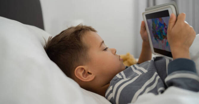 Does Screen Time Before Bed Affect Growth Hormone Release? image